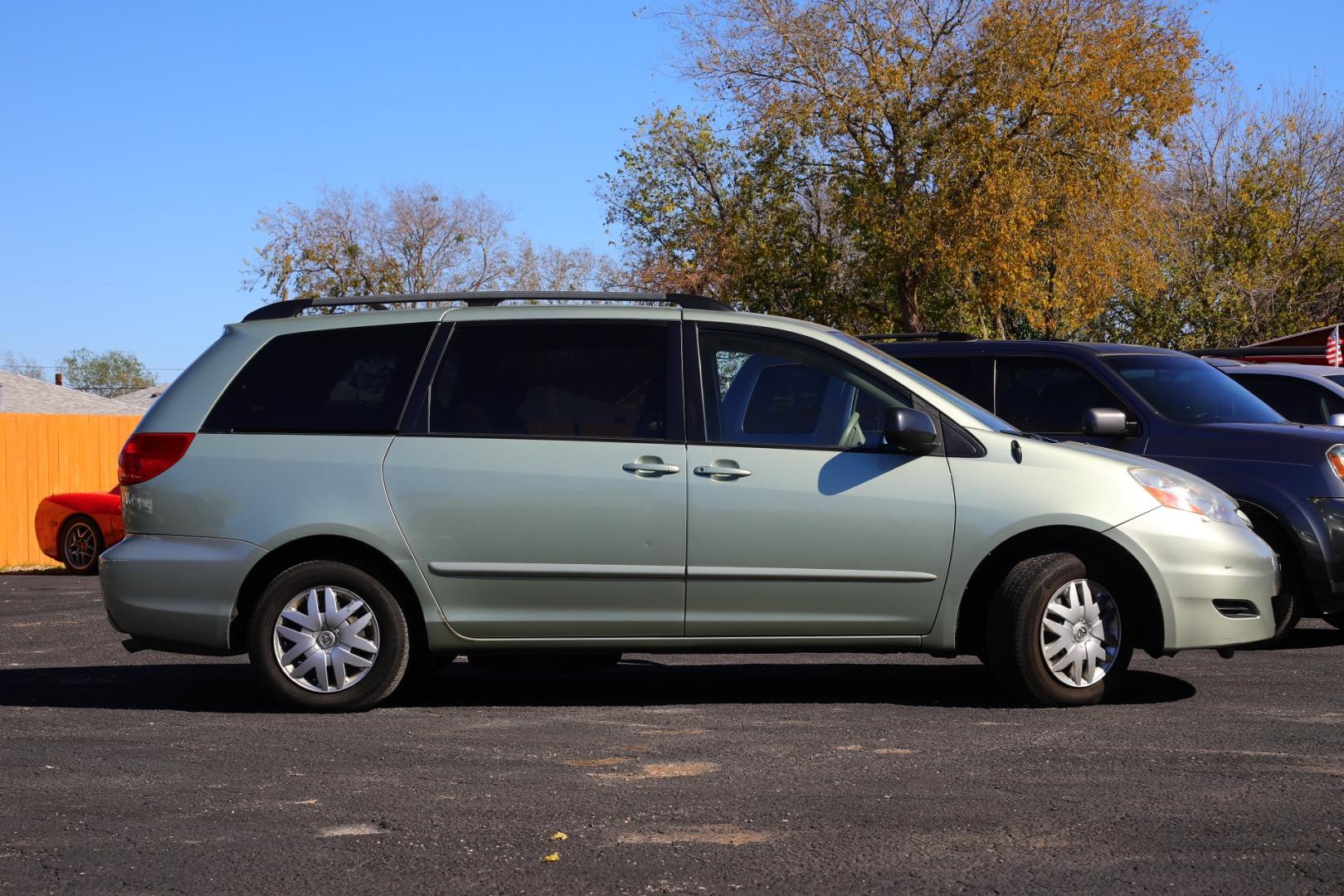 2006 GREEN TOYOTA SIENNA LE 7-Passenger (5TDZA23C66S) with an 3.3L V6 DOHC 24V engine, 5-SPEED AUTOMATIC transmission, located at 420 E. Kingsbury St., Seguin, TX, 78155, (830) 401-0495, 29.581060, -97.961647 - Photo#3